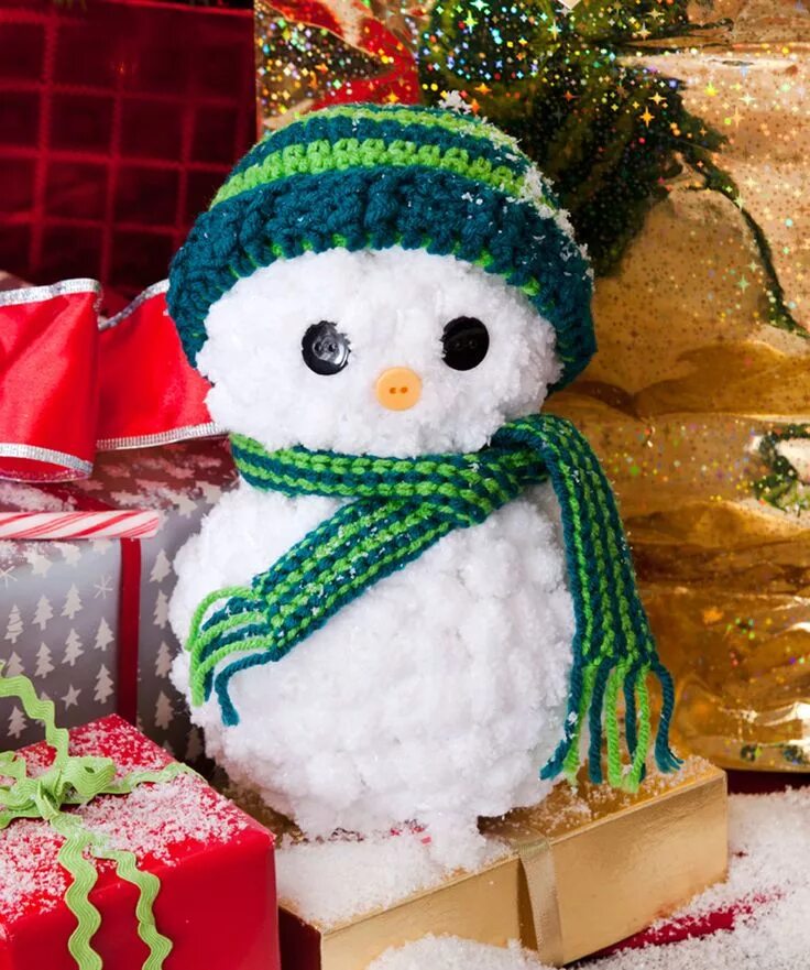 Шапочка для снеговика из ниток и втулки. Игрушка - снеговик. Снеговик из ниток для вязания. Снеговик гномус амигуруми. Вязаные маленькие снеговички.