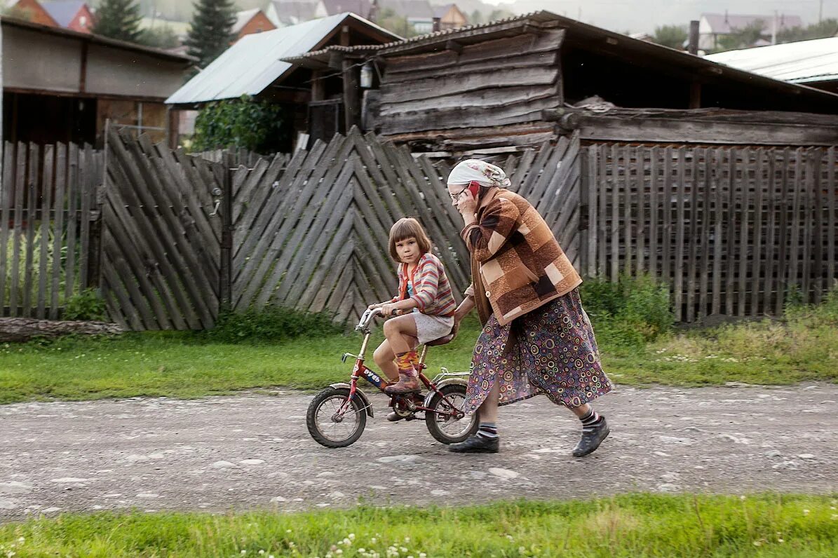 Бабушка можно у тебя пожить 121. Деревенская бабушка. Бабушка с внучкой в деревне. Бабушка с внуками в деревне. Бабушка и внук в деревне.