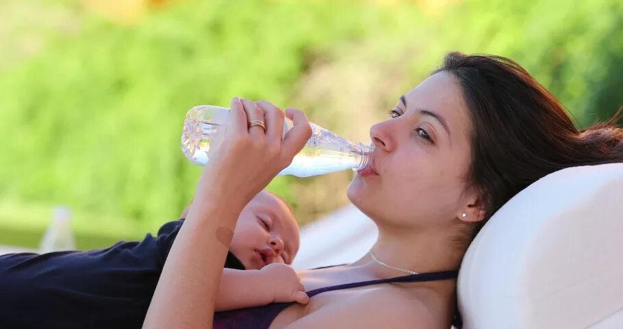 Drink mom sleep. Drinking mom сон. Красивая mother drunk,. Молодой человек облизывает свою мать и пьет воду. Thirsty mom.