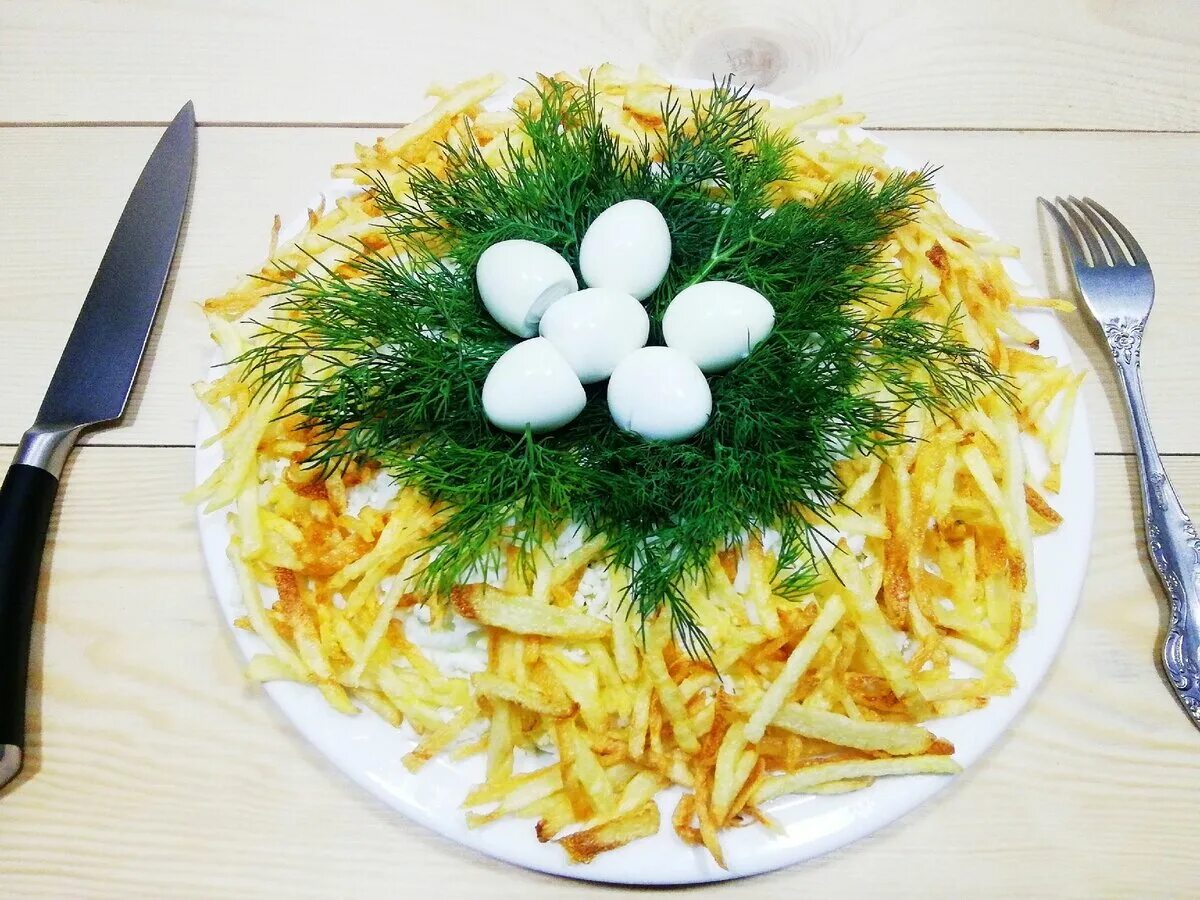 Рецепт кукушкино гнездо. Салат гнездо глухаря. салат глухариное гнездо. салат глухаря гнездо глухаря. салат глухариное гнездо классический.
