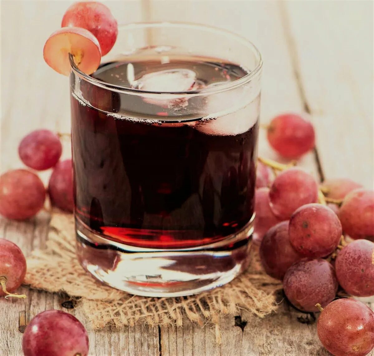 Неосветленный виноградный сок. Grape сок виноградный. Фиолетовый виноградный сок.