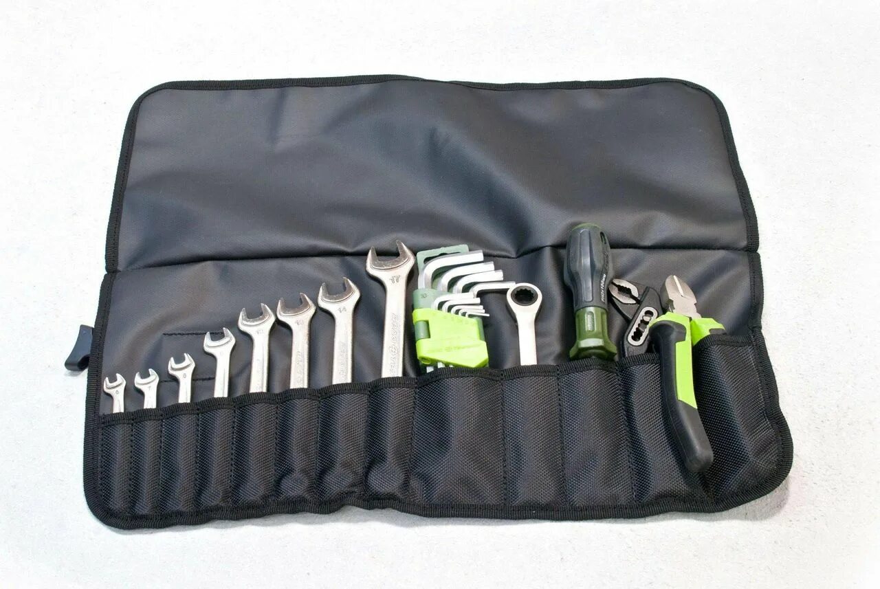 Сумка скрутка для инструмента дело техники 511511. Сумка скрутка дело техники. Набор ключей в чехле. Сумка для набора инструментов с планкой для головок дело техники 974443. Рожковый ключ чёрный набор в чехле.