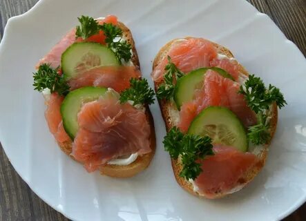 Багет с красной рыбой и сыром