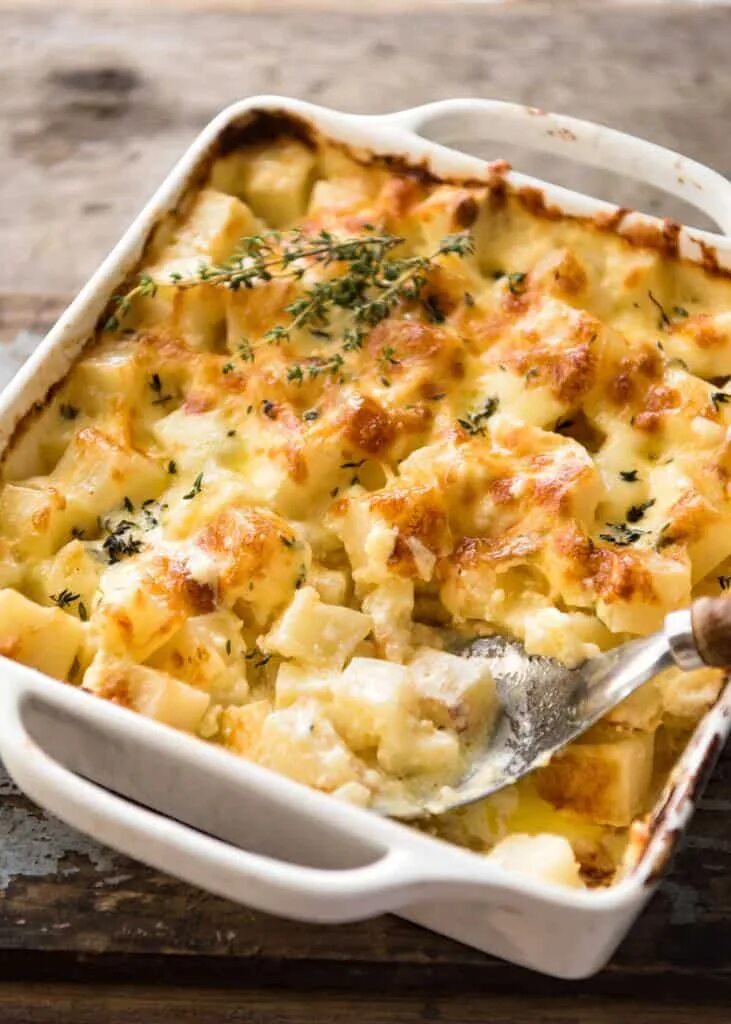 Картошка с грибами под сыром. Картофельный гратен с грибами в духовке. картофельный гратен с пармезаном. картофельный гратен с курицей и грибами. картофельный гратен с бешамель.