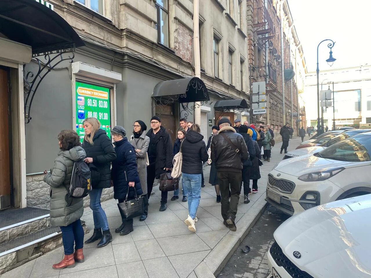 Курс валют на лиговском переулке сегодня. Очередь в Обменник Лиговский. Очередь на Лиговском переулке. Очереди за валютой. Очередь.