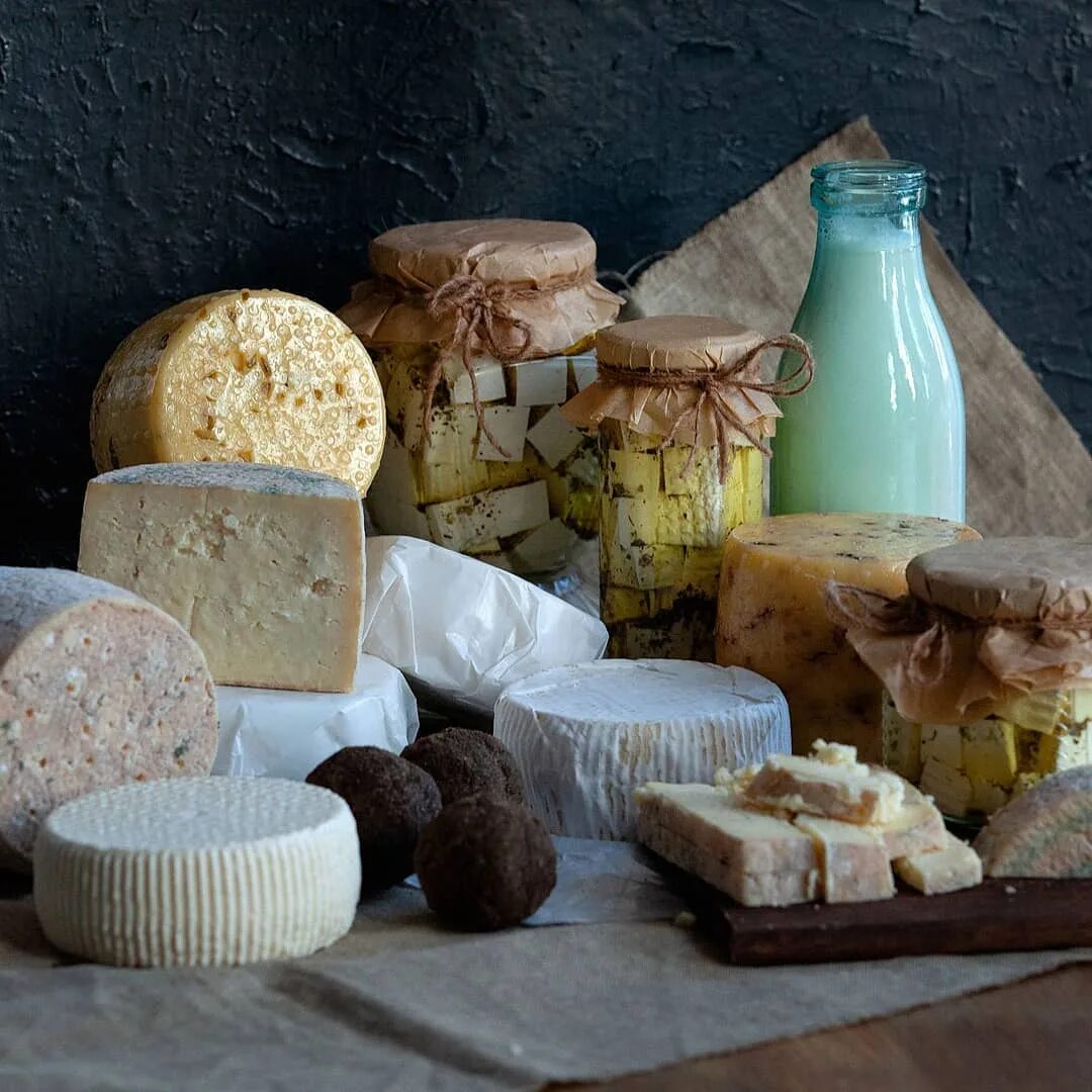 домашние сыры москва. домашний сыр в подкопченной паприке. сыры на витрине. домашние сыры москва. сыр рассольный имеретинский грузинский.