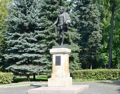 Памятник городу в парке
