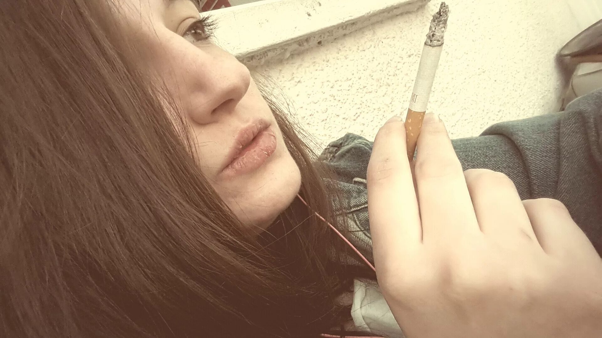 Что курило девочка
