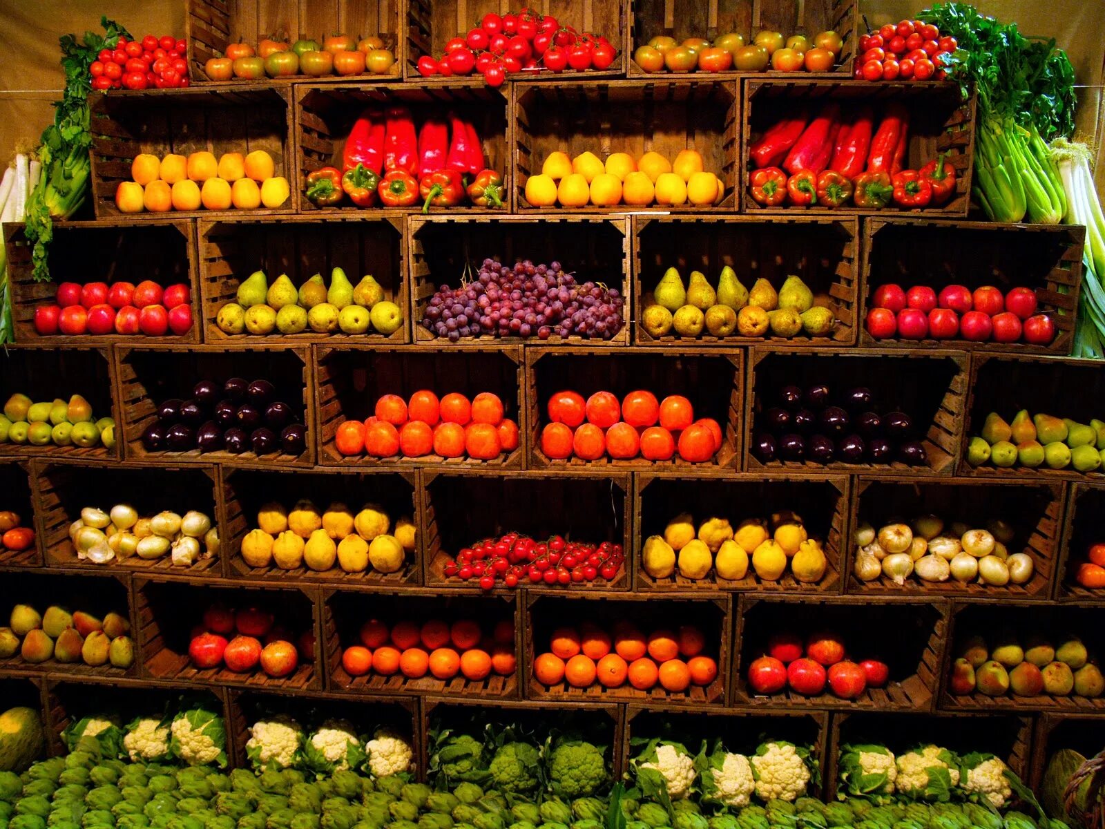 Vegetables shop. Выкладка овощей и фруктов. Красивая выкладка овощей и фруктов. Прилавок с овощами и фруктами. Витрина фрукты.