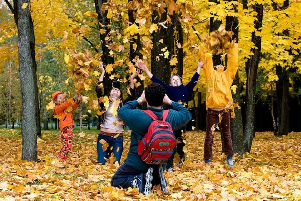 Жизнь человека осенью. Осень школа. Школьники осень. Осенние каникулы дети. Школа осенью.