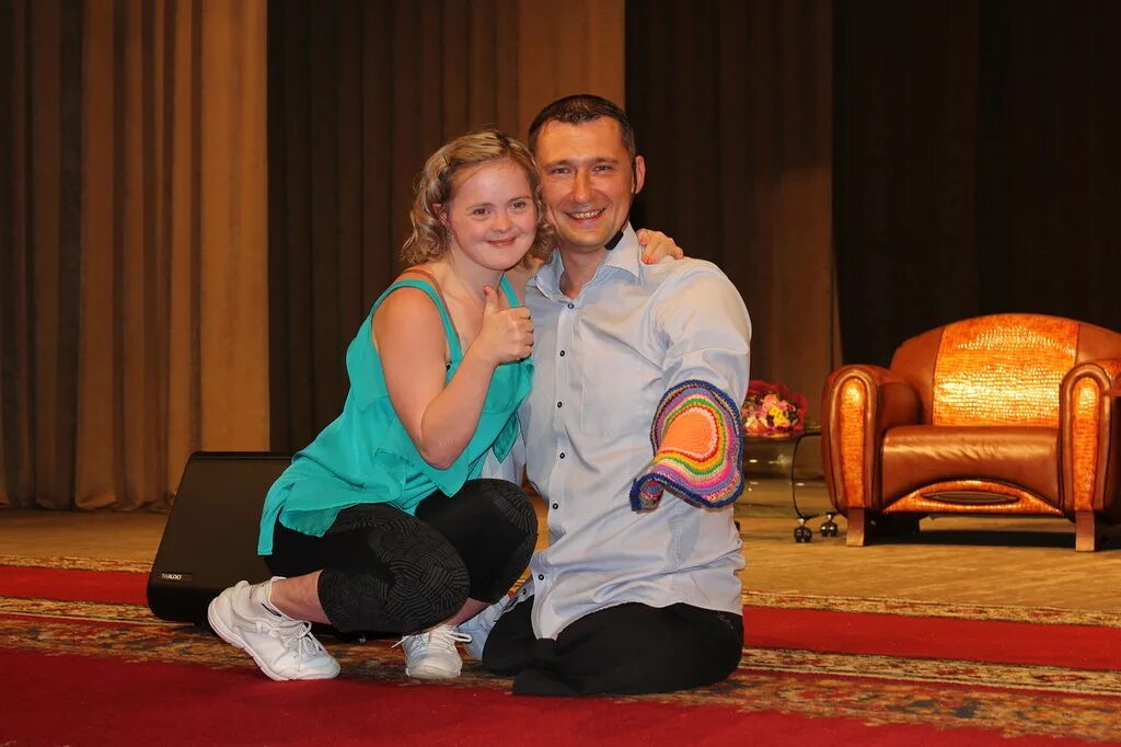 Детей с дауном в театре. Танцоры дауны. Хореограф с детьми. Дети с синдромом дауна танцы. Дети с синдромом дауна танцуют.