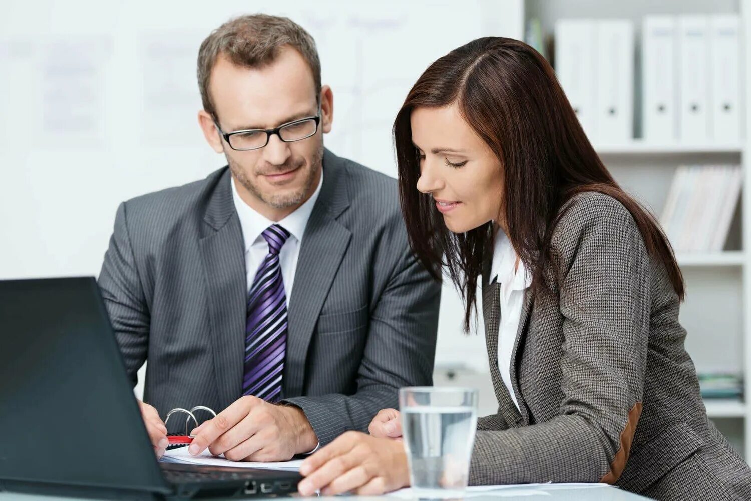 Бизнесмен за столом. Офисный работник. Сотрудник директор. Переговоры. Бизнесмен за столом.