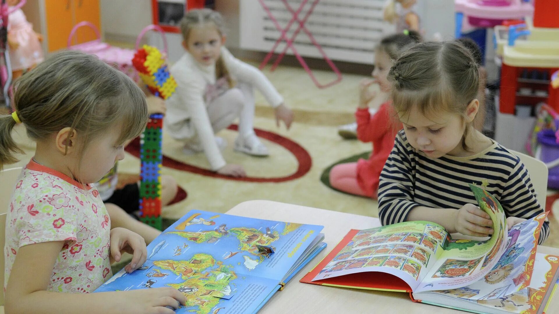 Рассматривание в ранней группе. Чтение в детском саду. Старшие дошкольники. Дети старшего дошкольного возраста. Чтение с детьми в детском саду.