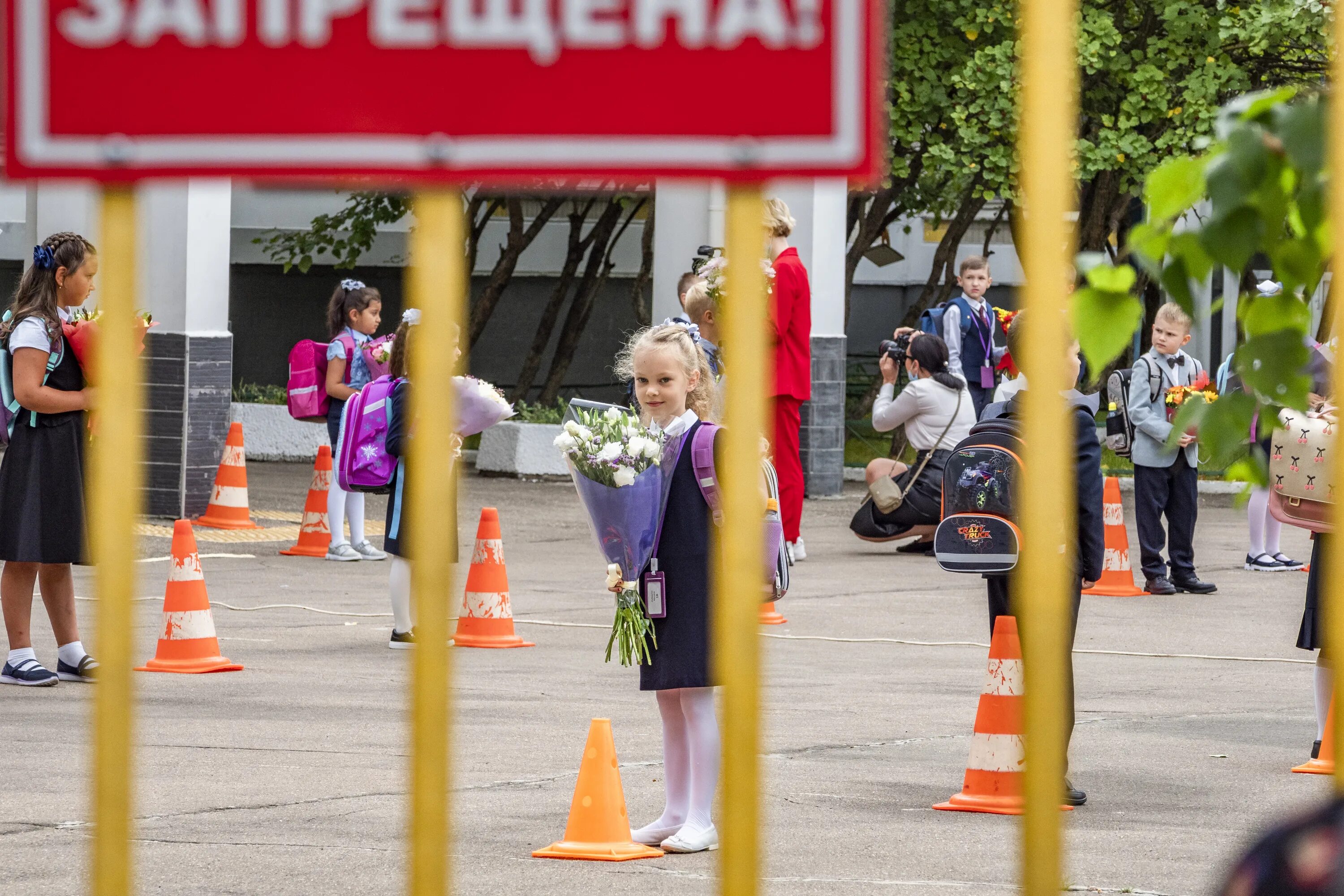 Сентября прийти в школу. 1 Сентября девочки. Девочки на школьной линейке. Подростки на первое сентября в школе.