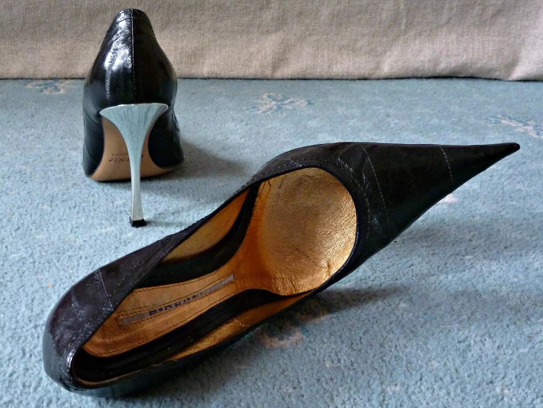 Туфли внутри. Туфли внутри. Переодевает обувь. Обувь изнутри. Обувь изнутри.