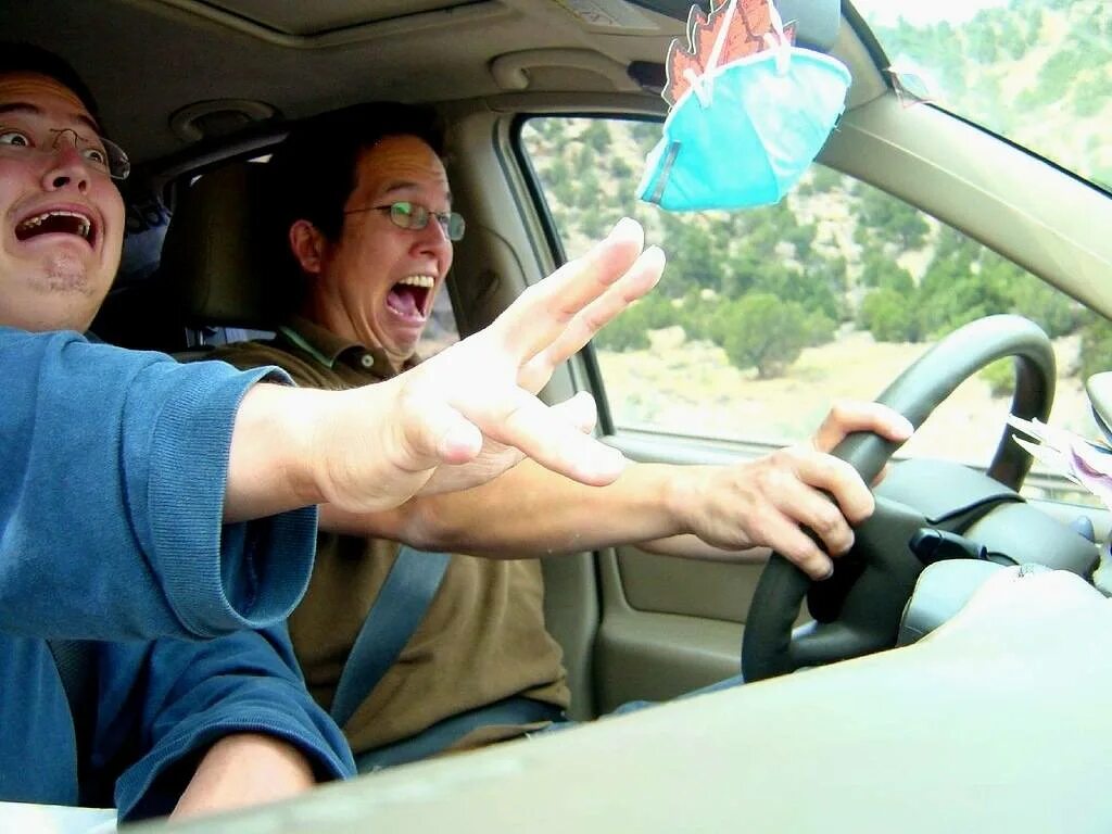 Уроки вождения в автошколе. Ловил водил. Человек в машине. Поток гибдд. Смешной руль в машине.