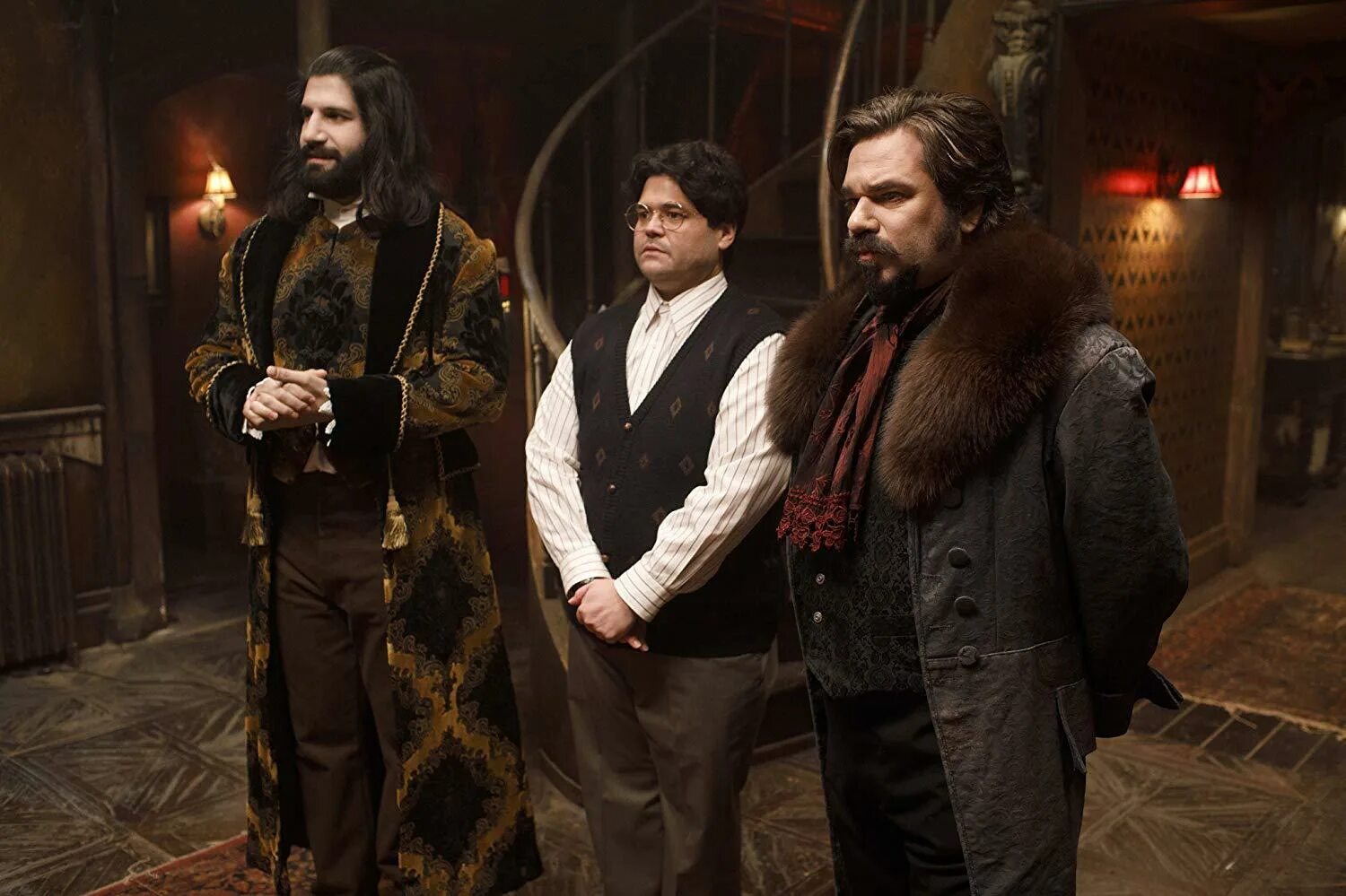Чем мы заняты в тени 1 серия. What we do in the shadows сериал. Чем мы заняты в тени дата. What we do in the shadows 2022. Ласло реальные упыри.