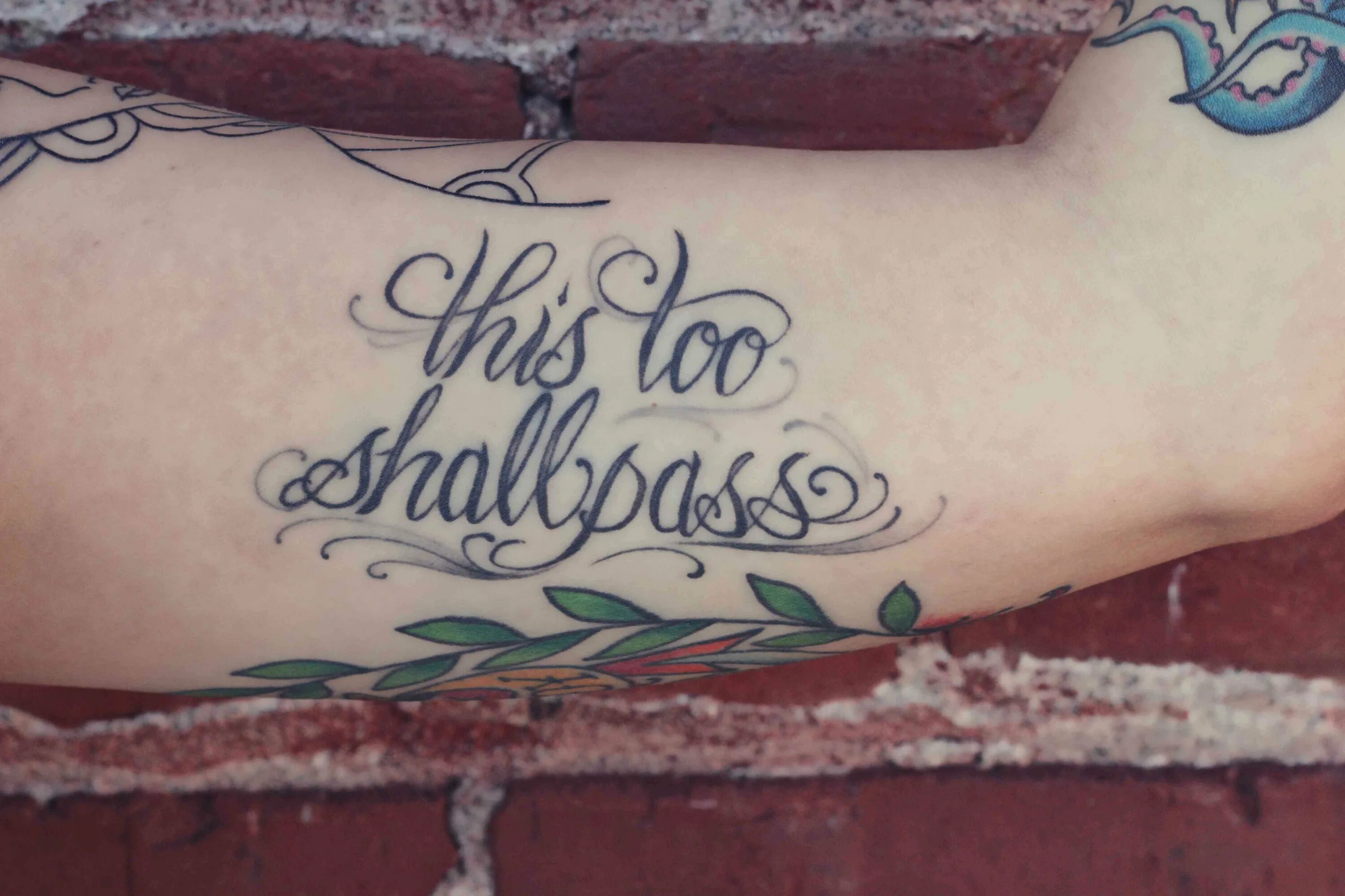 все проходит на латыни тату