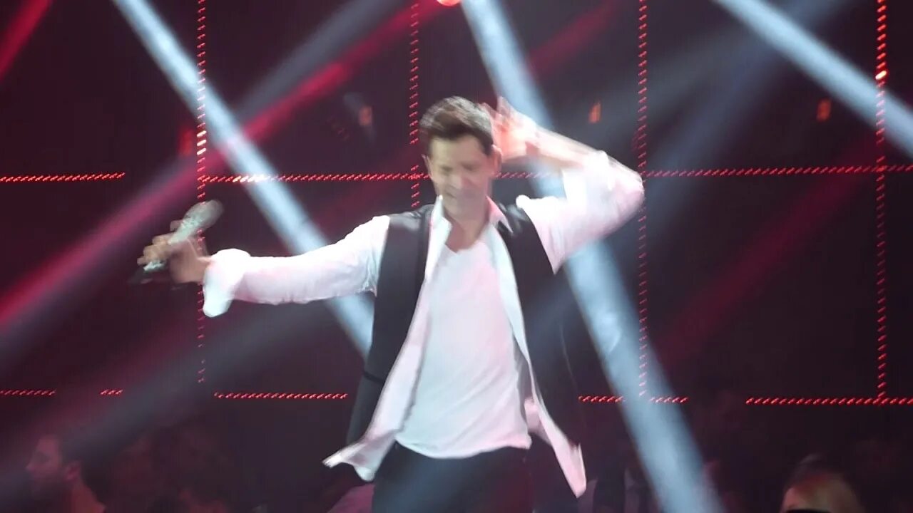 Sakis rouvas bts. Сакис Рувас. Сакис Рувас река судьбы. Сакис Рувас и ВТС. ВТС корейская группа и сакис Рувас.