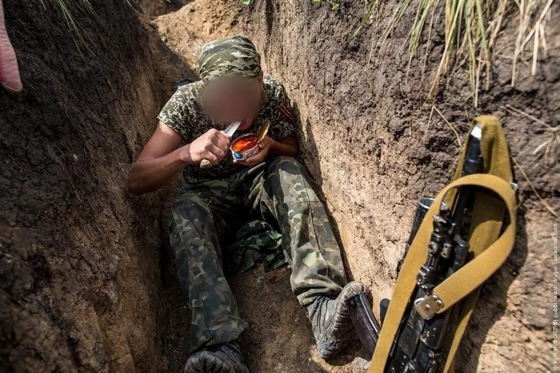 Военные окопы. Траншея Военная. Современные окопы. Солдаты живут читать