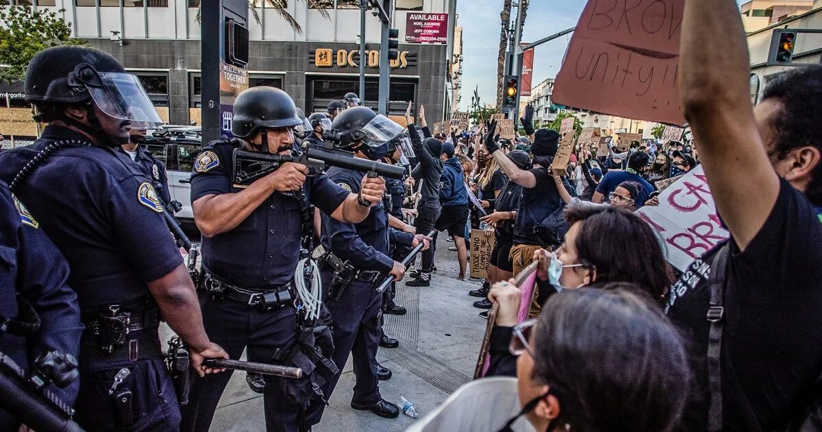 Лос Анджелес погромы 2020. Протесты в Лос Анджелесе 2020. Митинги в США. Митинг беспорядки