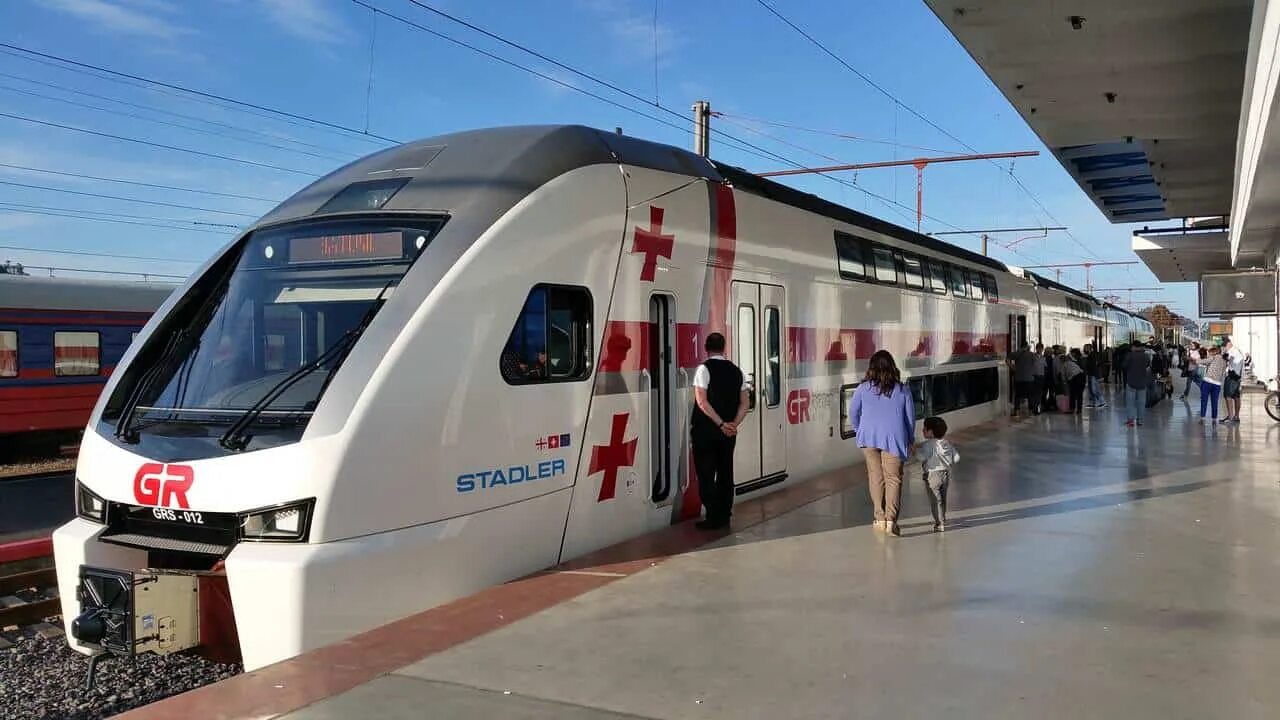Грузинский поезд Тбилиси Батуми. Stadler поезд Тбилиси Батуми. Поезд Штадлер Грузия. Тбилиси Батуми скоростной поезд.