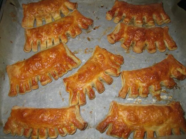 Гребешки из теста. Гребешки слоеные. слойка гребешок. гребешок из слоеного теста. печенье гребешки.