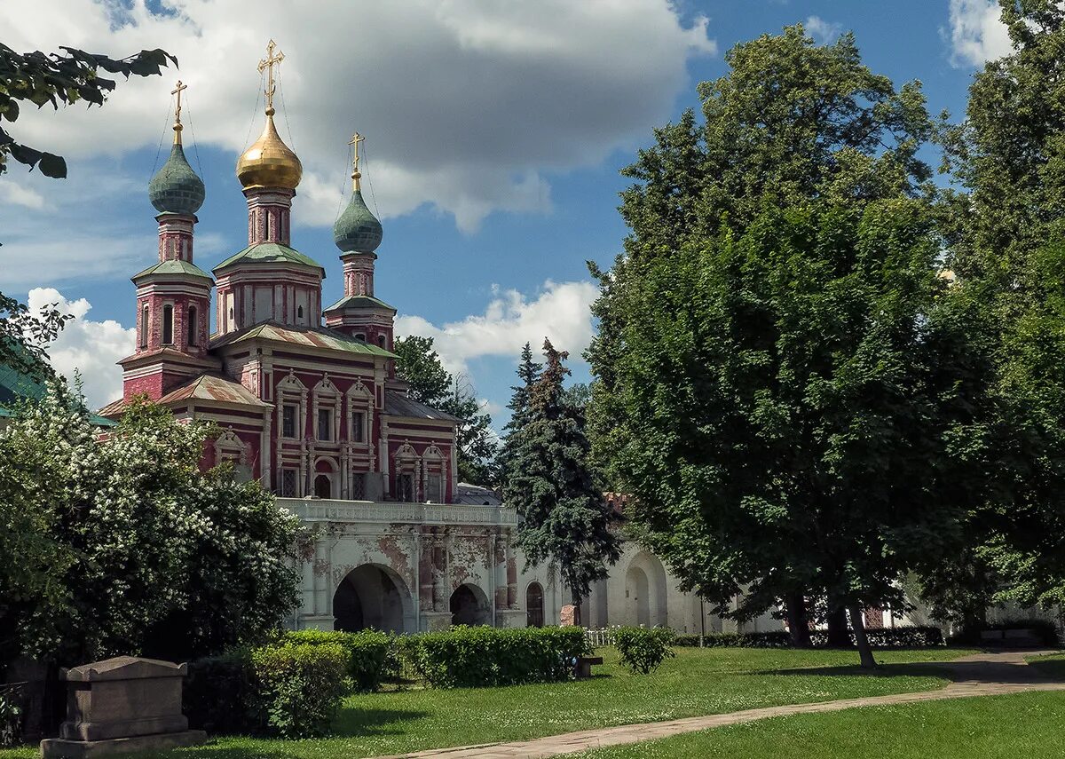 Подворье новодевичьего монастыря. Новодевичий монастырь автор. киево-николаевский новодевичий монастырь. амвросиевская церковь новодевичьего монастыря. казанская церковь новодевичьего монастыря в санкт-петербурге.
