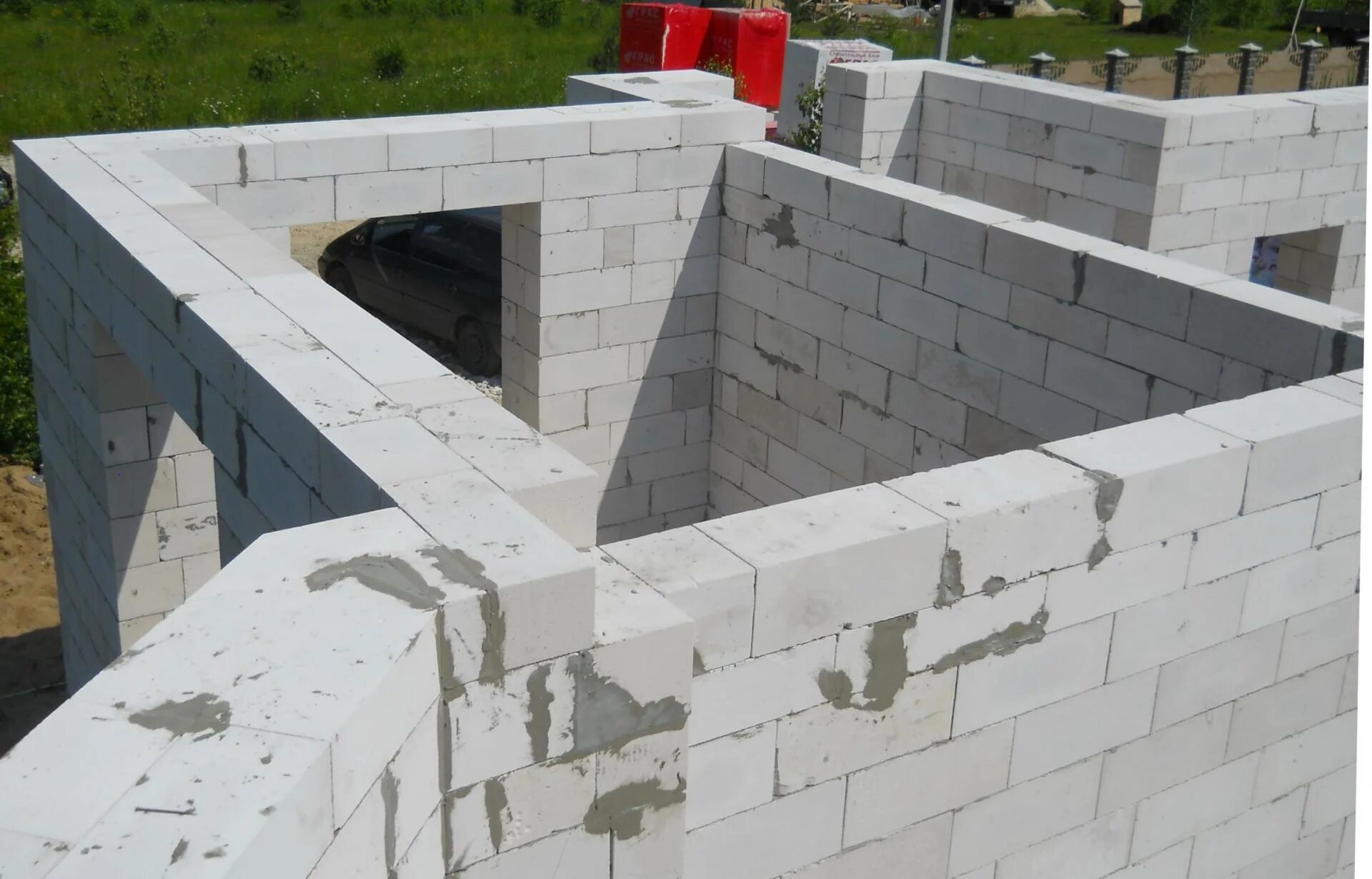 Стена из пеноблока. Укладка газобетонных блоков. Газобетон вкб блок 500. Кладка из газобетона. Армировка углов газобетона.