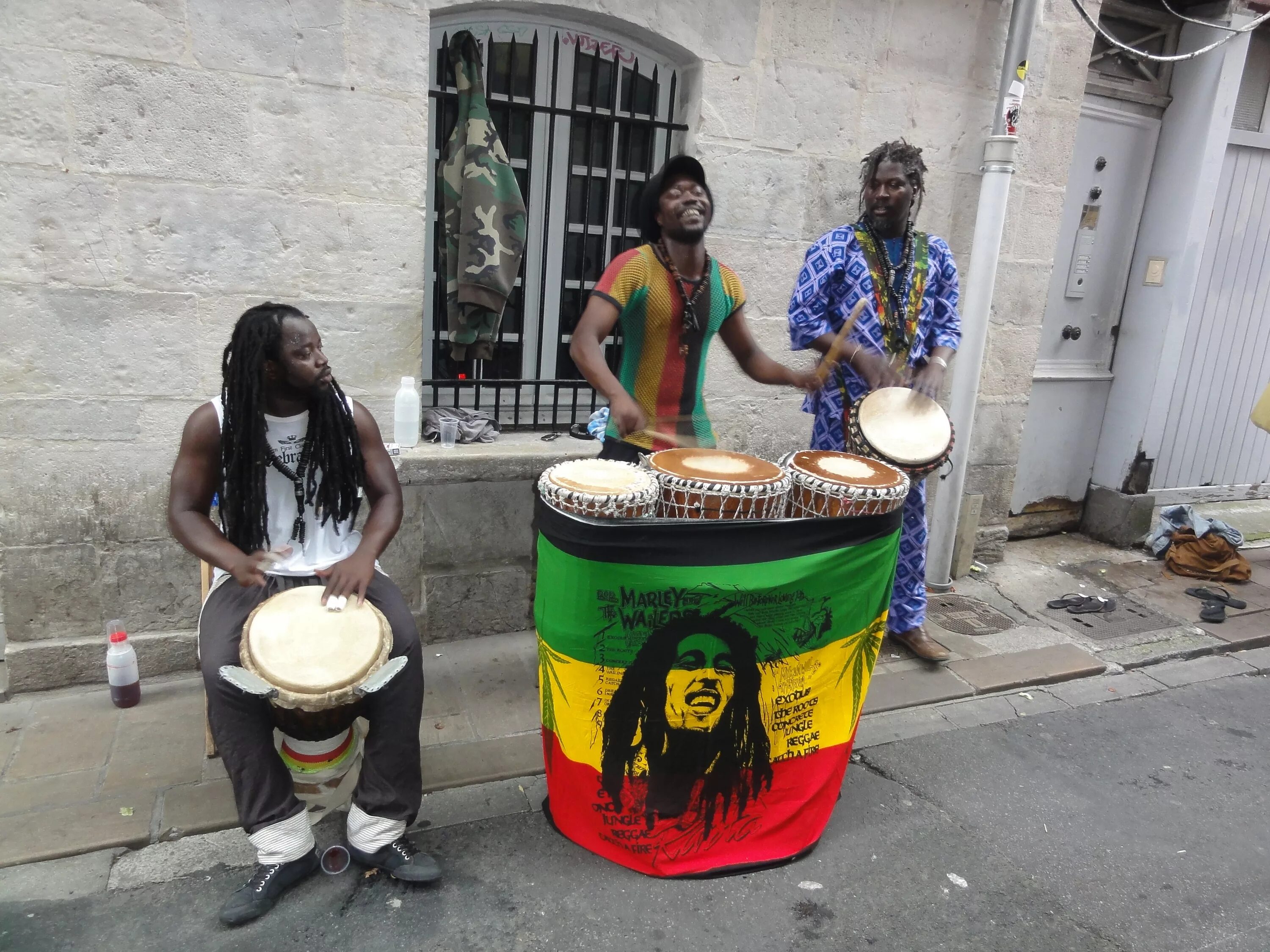 Песня бьют барабаны трубы. Бей бей барабан. Речевки для барабана. Бит на барабанах. Музыкант играющий на барабане.