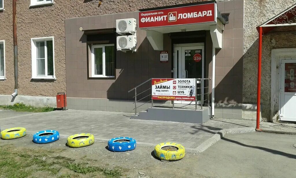 Кольцо серебро с сапфиром и фианитами. Фианит. Кольцо с разноцветными камнями. Комиссионный магазин серебряных украшений. Кольца из серебра 925 пробы с сапфиром.