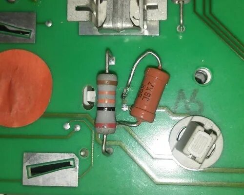 Генератор возбуждается только после перегазовки. Резистор приборной панели. Генератор возбуждается только после перегазовки. Лампа заряда акб на ваз 2107. Ваз 2110 лампа зарядки тухнет после перегазовки.