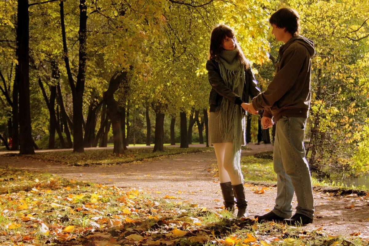День в парке слова. Парень и девушка в парке осенью. Прогулка в осеннем парке. Осень в парке. Парень с девушкой в осеннем парке.