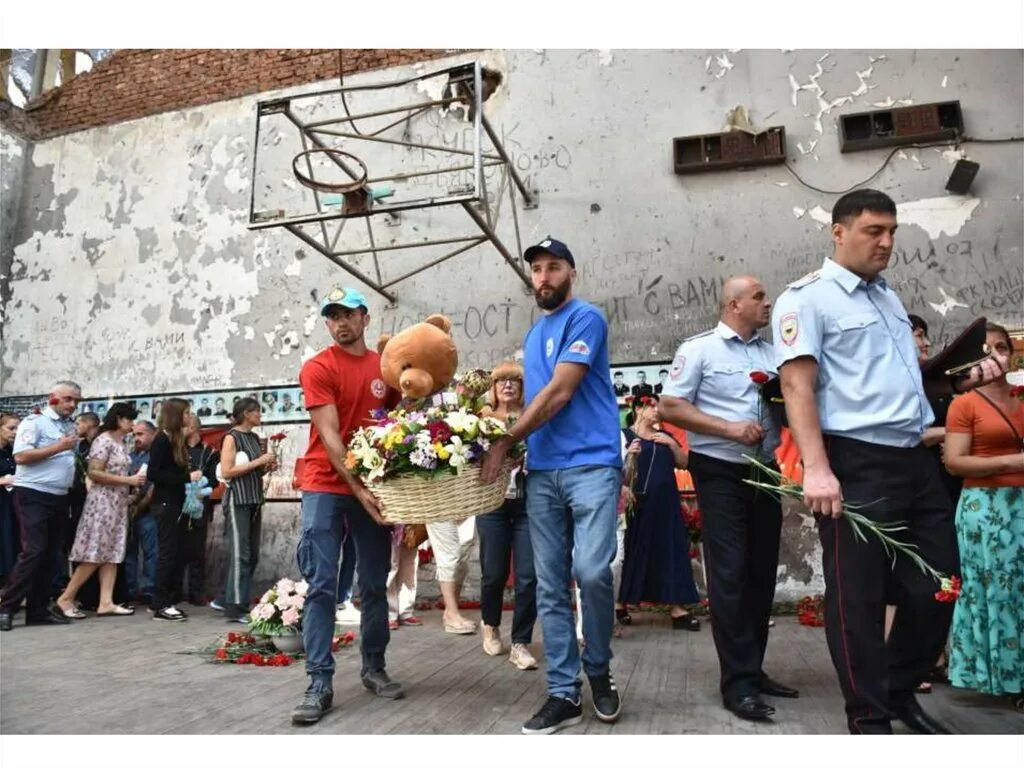 Сколько человек погибло при теракте в беслане. Теракт в Беслане 1 сентября. Теракт первого сентября. 2004 Год 3 сентября террористы.