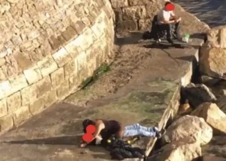 La scena tra le torri e i bastioni della città antica di Alghero, in Sardeg...