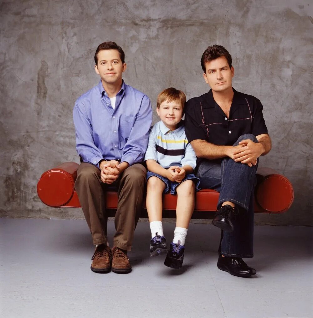 сэм шин два с половиной человека. пол с половиной человека. два с половиной человека 1 сезон 2 серия. два с половиной человека сериал 2003–2015. мелани лински 2 с половиной человека.