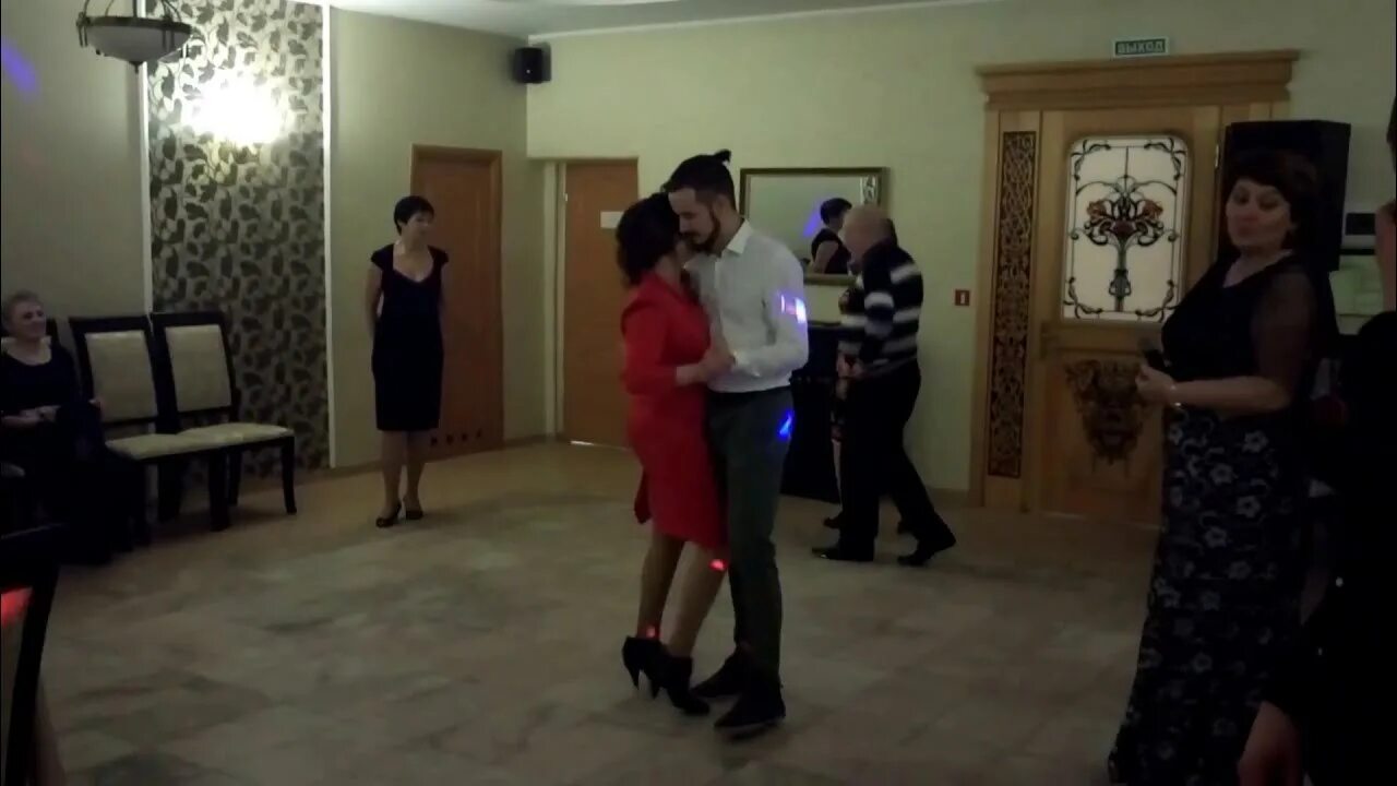 Happy birthday dancer. Танец на день рождения мамы. Дискотека картинки. Танец рисунок. Родители танцуют.