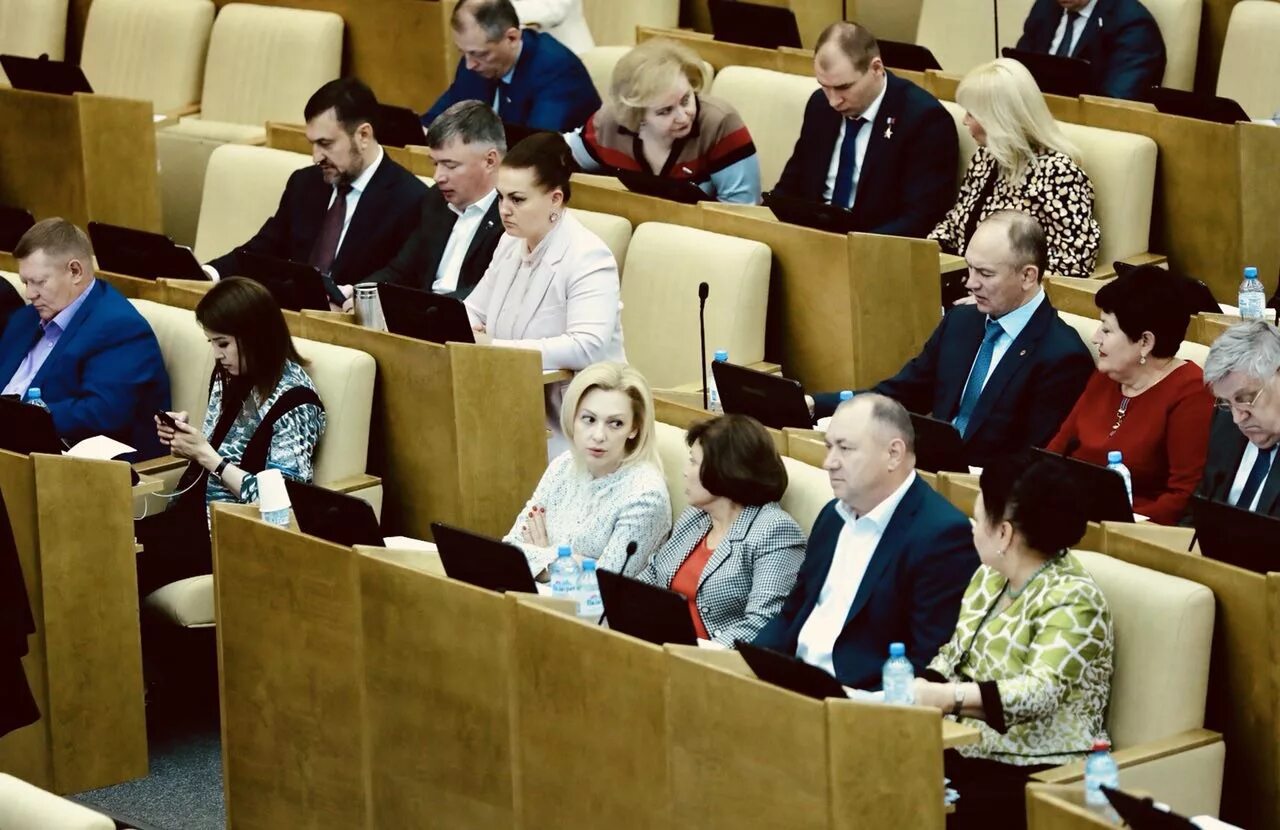 Работа депутатов фракции "ЕДИНАЯ РОССИЯ" на пленарном заседании Госдумы - Фракци