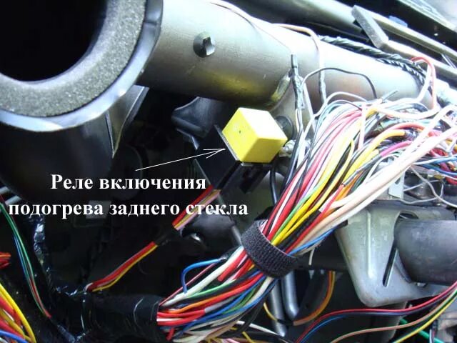 Где стоит реле обогрева заднего стекла. Реле подогрева заднего стекла рено логан 2. реле заднего обогревателя стекла рено логан. реле обогрева заднего стекла логан. реле обогрева заднего стекла рено логан 1.