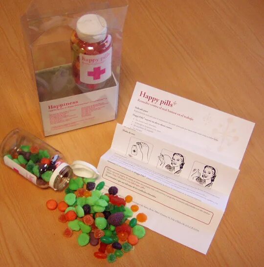 таблетки радости. пилюли счастья. пилюли с пожеланиями. таблетки счастья в аптеке. таблетки смайлики.