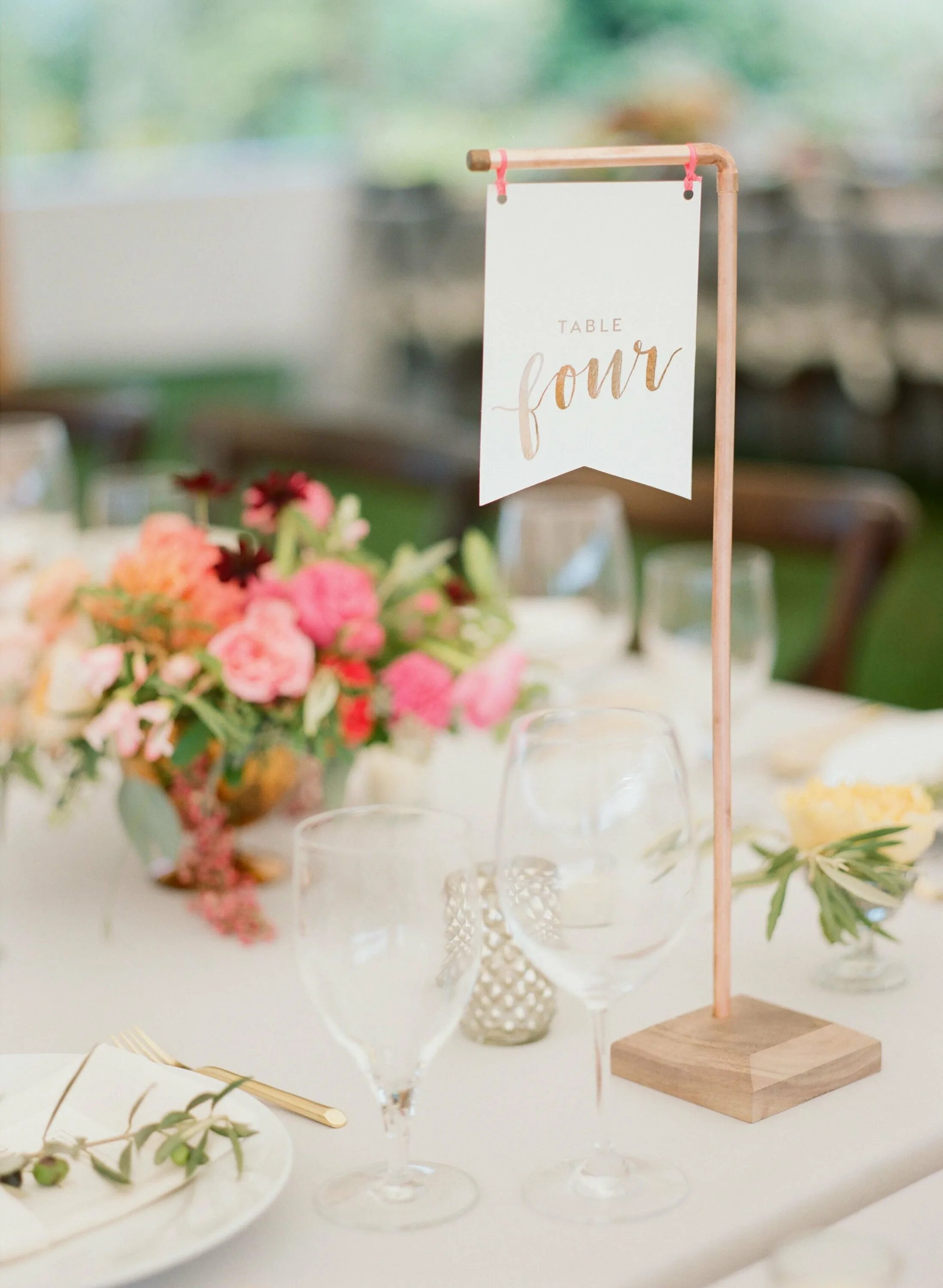 Столик для гостей. Рассадочные карточки для гостей. Таблички на стол на свадьбу. Карточки рассадки гостей на свадьбе. Номерки на столы на свадьбу.