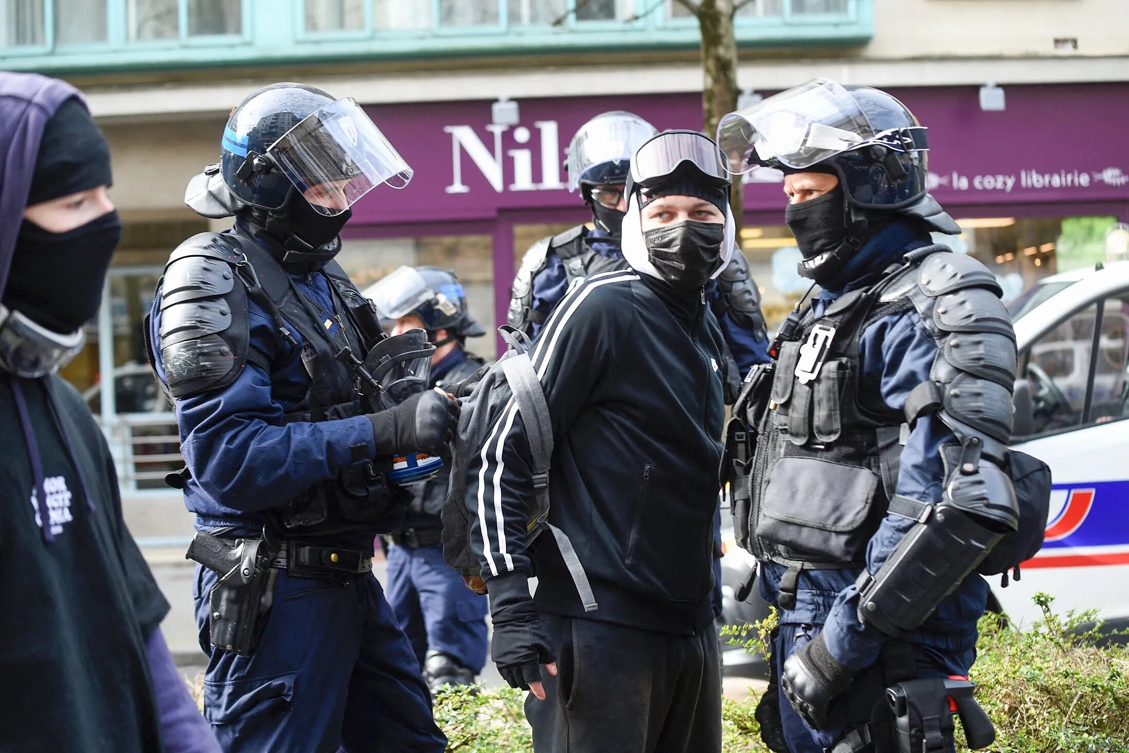 Спецслужбы франции. Полиция Франции. Полиция России. Российский полицейский. Бунт во Франции полиция.