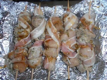 Куриный шашлык с беконом на шпажках