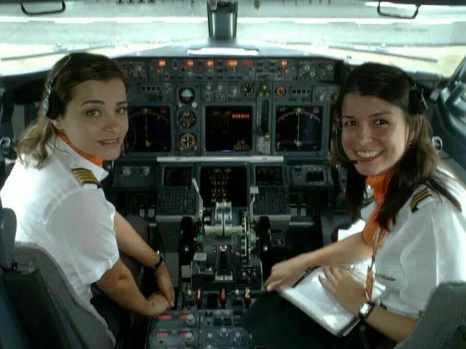 Пилот после. Внешний пилот. Прически пилотов. Женщина пилот из новой зеландии. Пилот вертолета гражданской авиации.