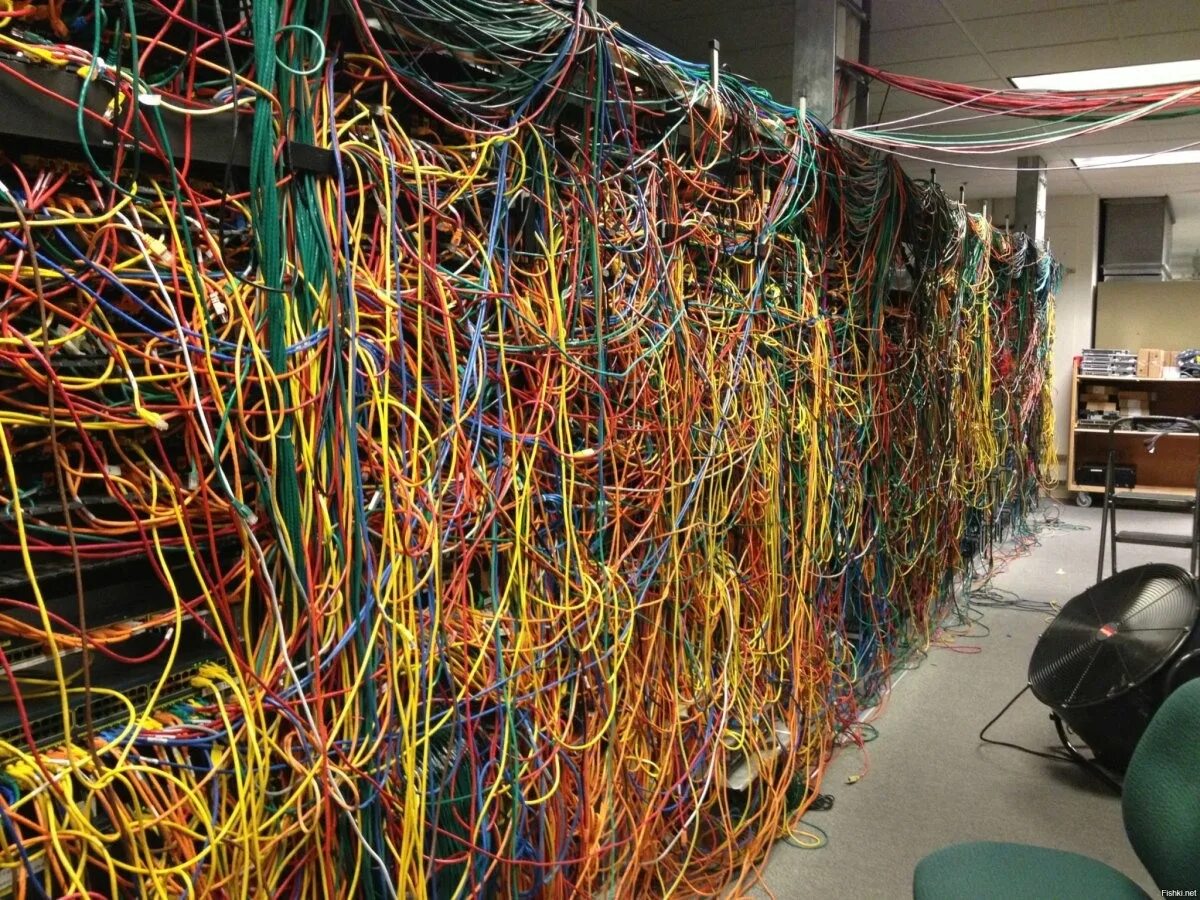 Проблемы системного администратора. Провода в серверной. Сетевое и системное администрирование. Систмныйадминистратор. Систмныйадминистратор.