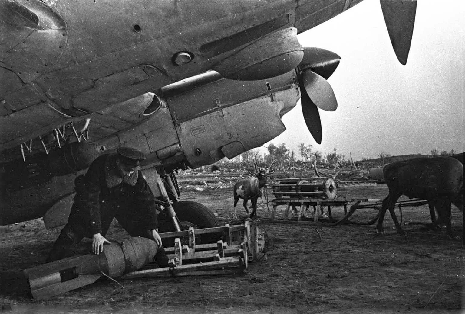 Бомбардировщик Великой Отечественной войны 1941-1945. Пе 2 самолет ВОВ. Пе-2 1945. Самолёт пе-2 пикирующий бомбардировщик.