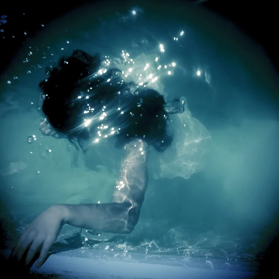 Тонуть в холодной воде. Девушка тонет в воде. Девушка в воде Эстетика. Девушка под водой. Погружение в воду.