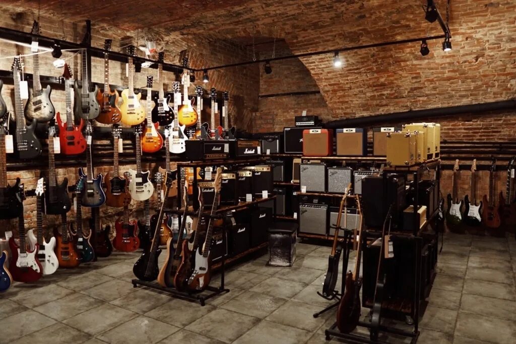 вывеска мелодия. магазин музыкант воронеж. таганрог интернет магазин музыкальных инструментов. музыкальный магазин. чеховская скамейка.