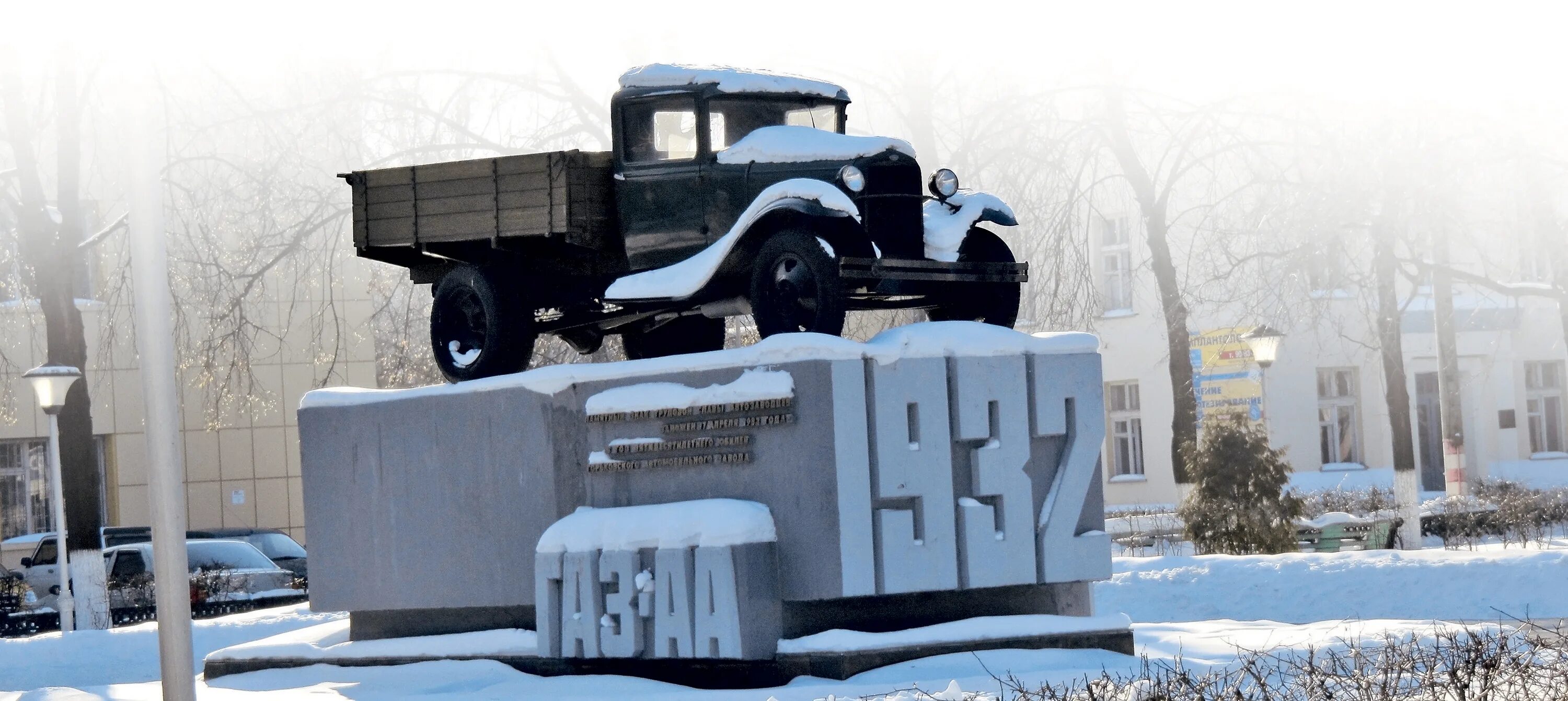 Полуторки на чмз. Памятник ГАЗ-АА «полуторка». Полуторка ГАЗ-АА Ладожское озеро. Памятник полуторки блокада Ленинграда. Полуторка дорога жизни.