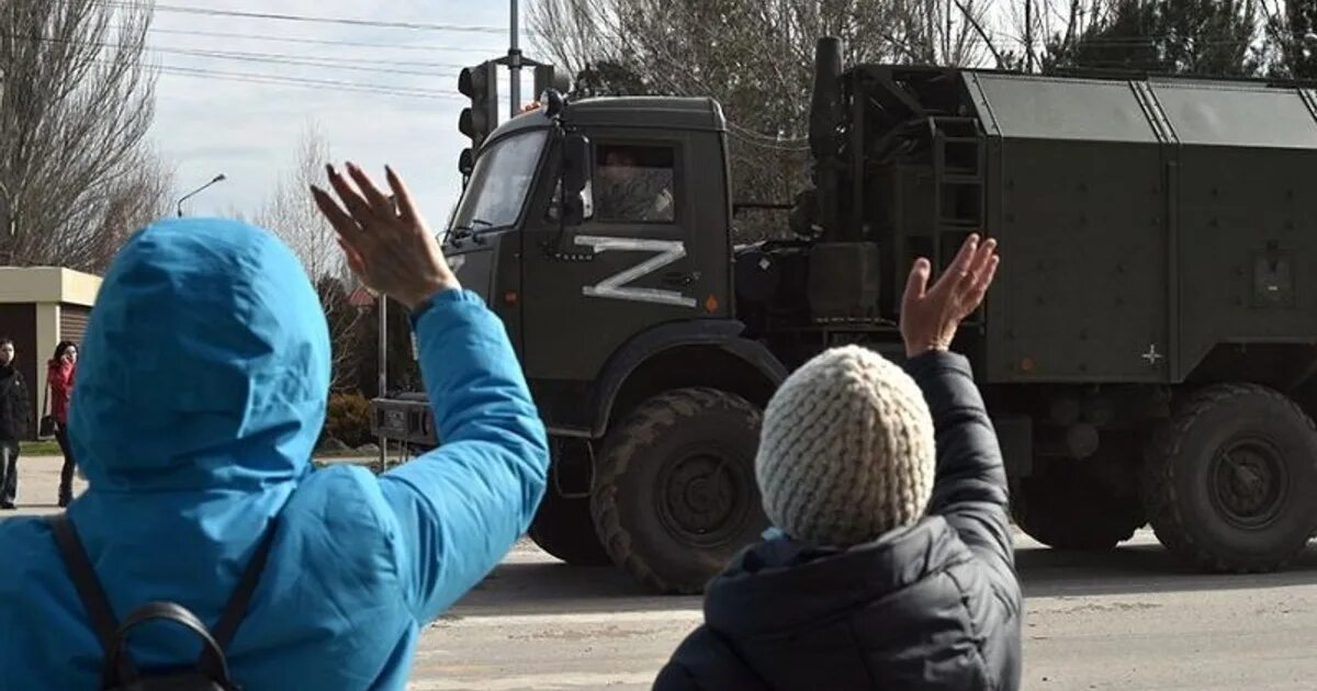 Ситуация на украине на 25.02 2024. Российские войска в Мелитополе. Российские военнослужащие на Украине. Жители Мелитополя приветствуют российские войска. Российские военные в Мелитополе.